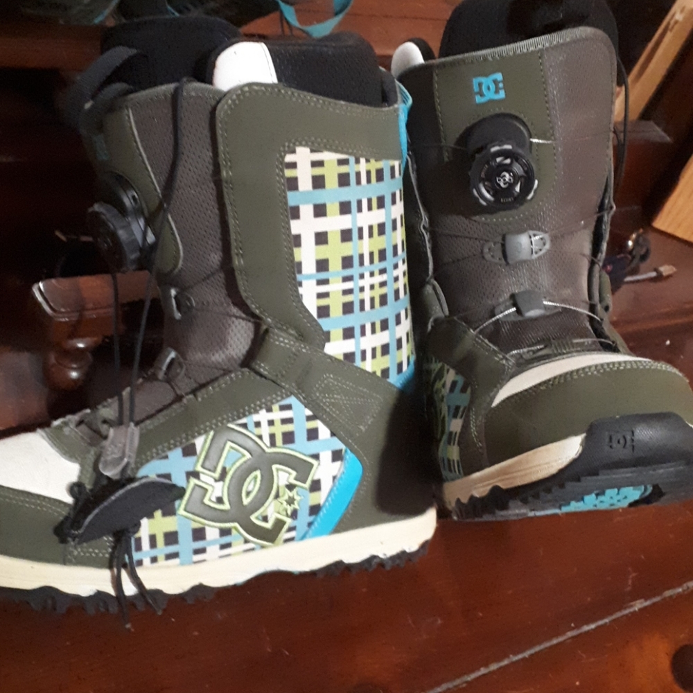 DC snowboarding boots